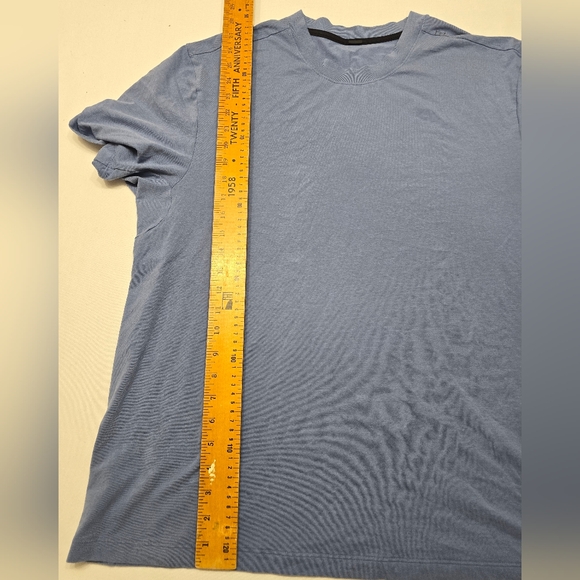 Lululemon Men's Blue T-Shirt - Picture 5 of 5